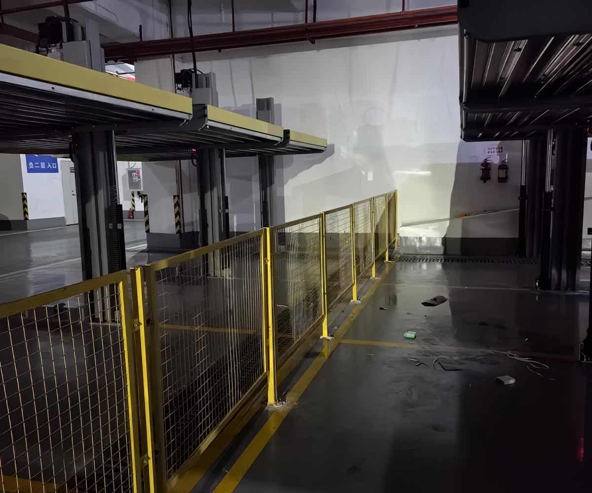 两柱简易升降立体车库高效利用空间的新型停车解决方案